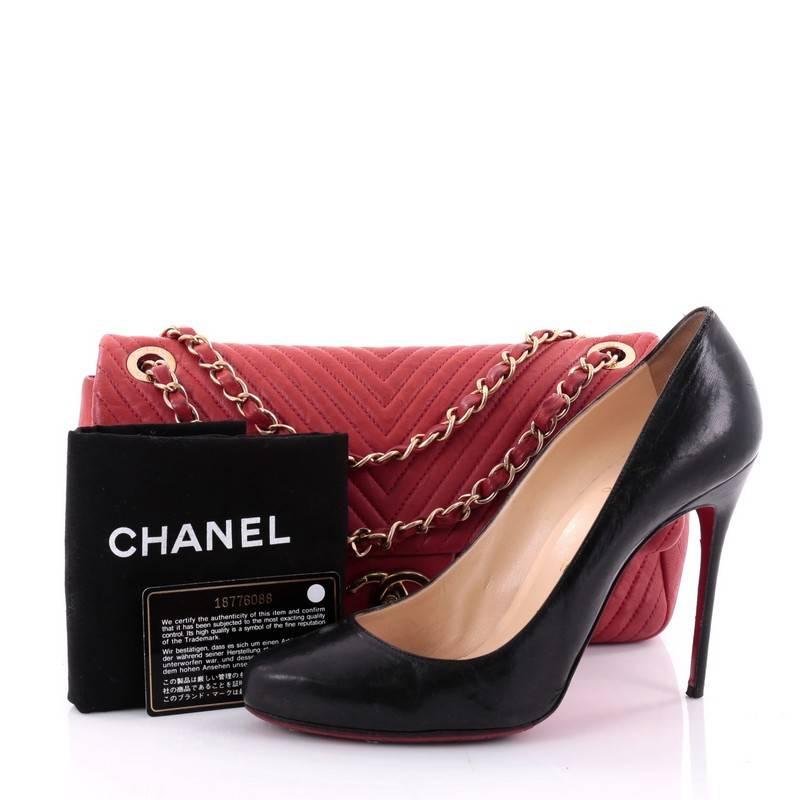 This authentic Chanel Medallion Charm Flap Bag Chevron Wrinkled Lambskin Medium mixes feminine luxurious with casual youthfulness made for the modern woman. Crafted in luxurious red lambskin, this feminine flap bag features a unique diagonal chevron