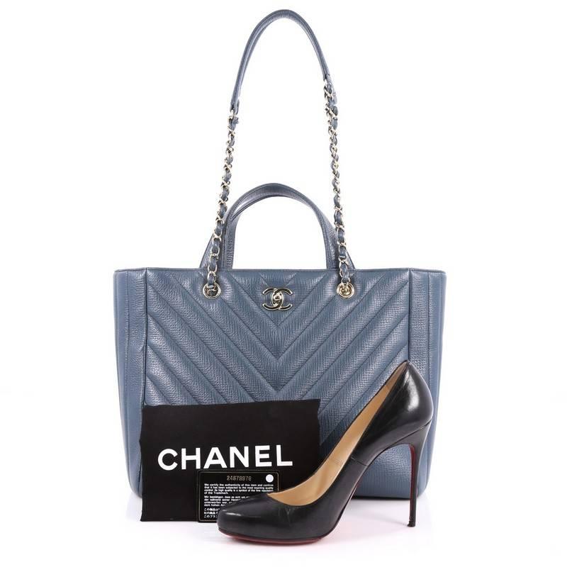 This authentic Chanel Statement Shopping Tote Chevron Calfskin Large is a chic and stylish bag perfect for your daily looks. Crafted from blue chevron quilted calfskin leather, this jaw-dropping bag features dual top handles, woven-in leather chain