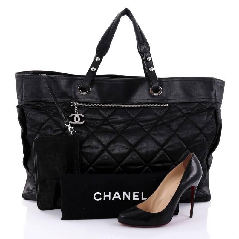 This authentic Chanel Biarritz Tote Quilted Coated Canvas XL presented in the brand's 2007 Paris-Biarritz Travel Collection is simple and sophisticated in design which can glam up your casual look. Crafted in black diamond quilted coated canvas,