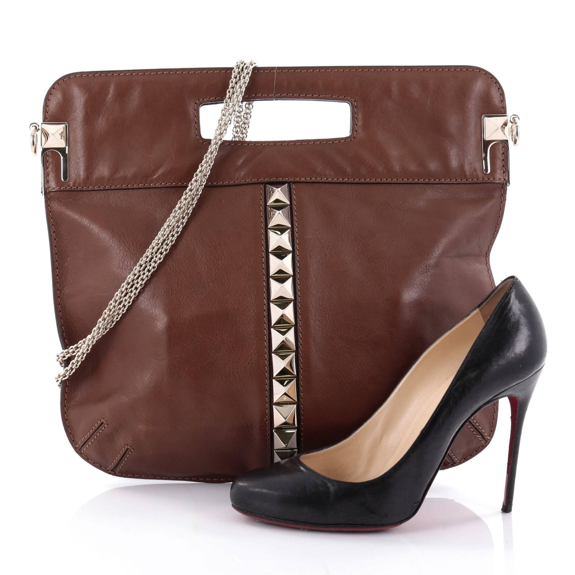 This authentic Valentino Glam Lock Convertible Shoulder Bag Leather Medium is a fun, exciting and bold accessory perfect for your everyday looks. Crafted in brown leather, this stylish bag features chain-link shoulder straps, inset handle, signature