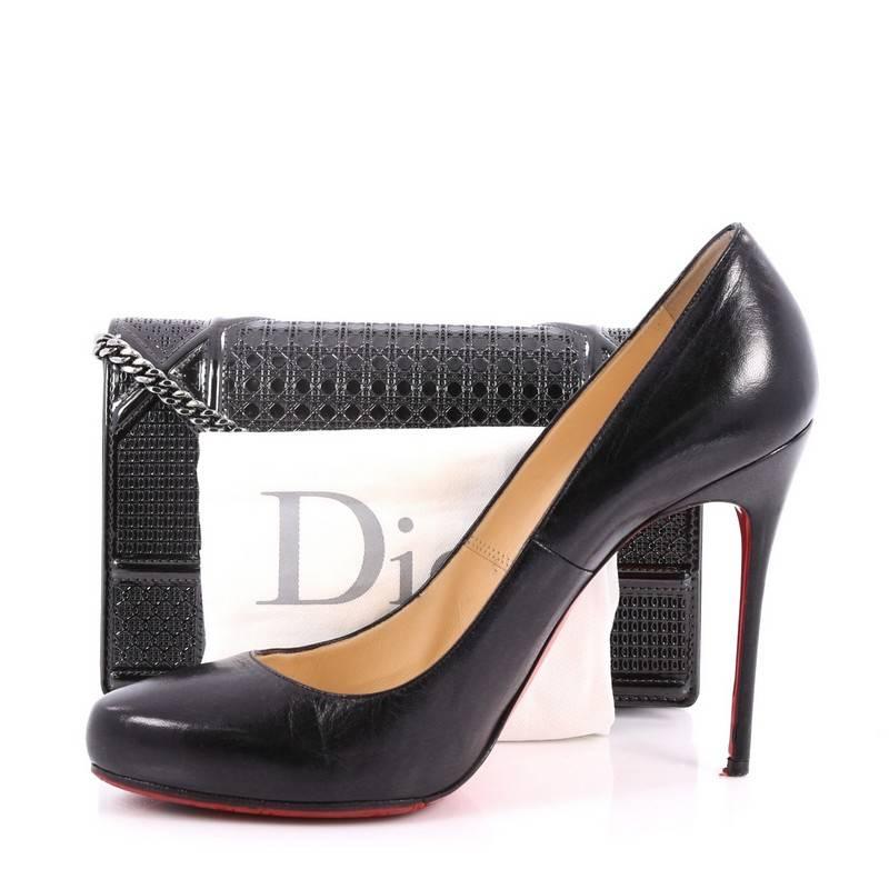 This authentic Christian Dior Diorama Wallet on Chain Cannage Embossed Calfskin showcases an elegant and unique design that is perfect for nights out. Crafted from dark grey cannage embossed calfskin leather, this architectural clutch features an
