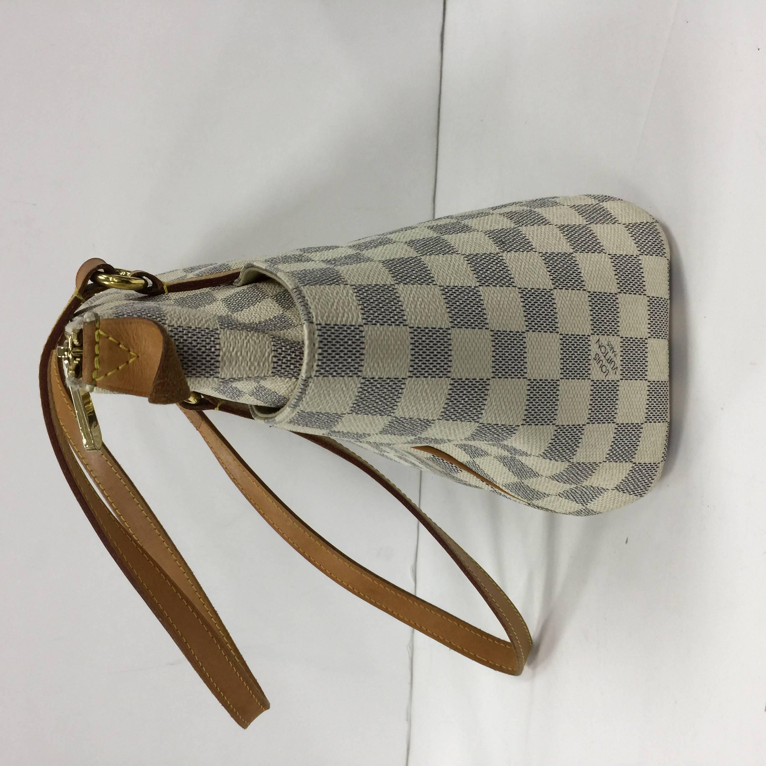 This authentic Louis Vuitton Totally Handbag Damier PM is a chic and practical bag for everyday occasions. Crafted from Louis Vuitton's iconic damier azur coated canvas, this simple city tote features tall cowhide leather handles and trims, two