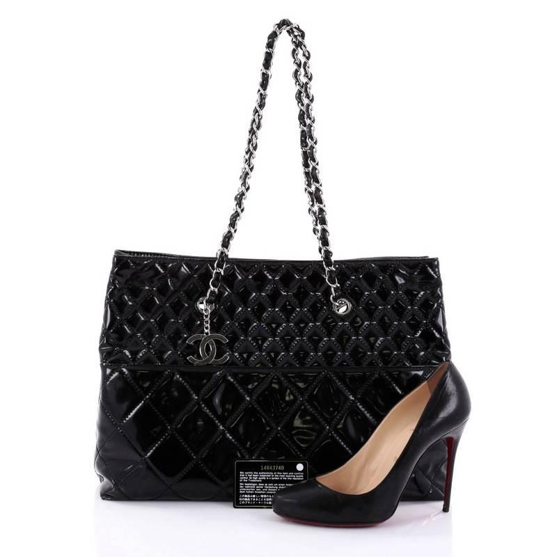This authentic Chanel In The Business Tote Quilted Patent Vinyl Large is a marvellous tote perfect for your everyday looks. Crafted from black patent vinyl, this timeless bag features dual woven-in leather chain straps, diamond quilted design,