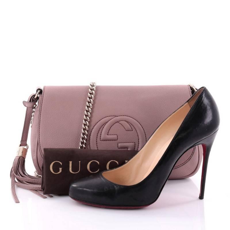 This authentic Gucci Soho Chain Crossbody Bag Leather Medium is your perfect companion for days or nights out. Crafted from mauve leather, this elegant crossbody features a long gold chain strap with leather tassel, stitched interlocking GG logo on