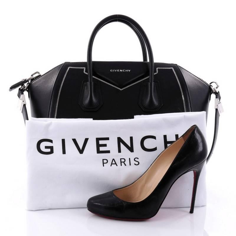 This authentic Givenchy Antigona Bag Leather with Chain Detail Medium is a go-to fashion favorite. Crafted from black leather, this structured yet stylish tote features the brand's signature envelope flap detail with Givenchy logo, dual-rolled