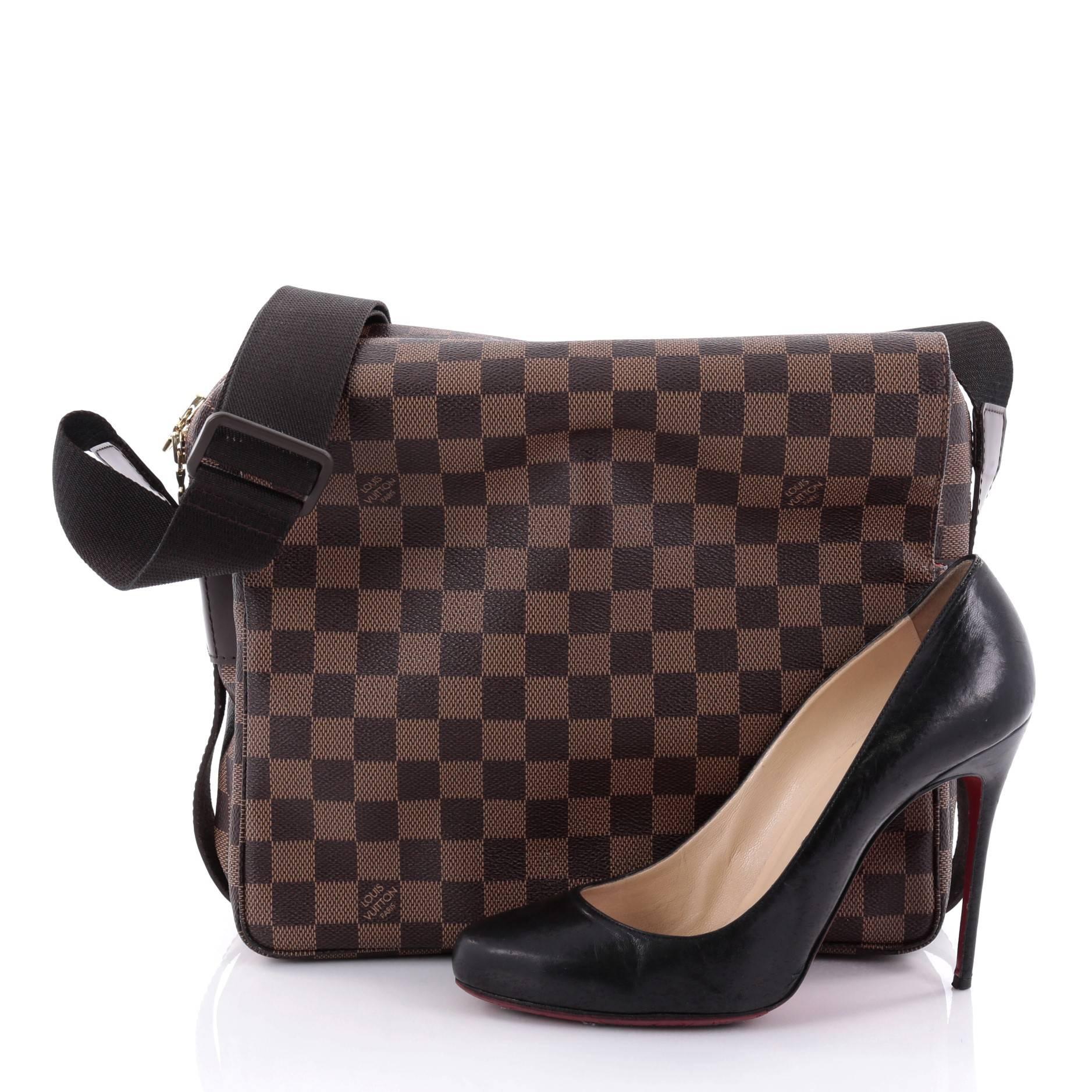 This authentic Louis Vuitton Naviglio Handbag Damier is perfect for the style conscious man or woman on the go. Crafted from damier ebene coated canvas, this chic bag features wide canvas adjustable strap, large dual flap design and gold-tone