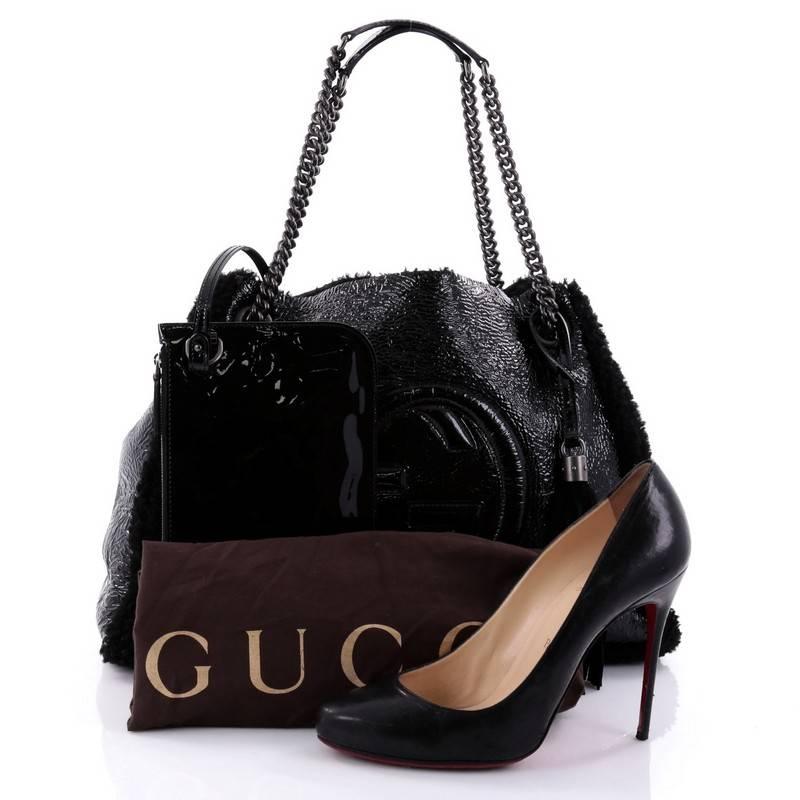 This authentic Gucci Soho Chain Strap Shoulder Bag Patent and Shearling Medium displays the brand's luxurious craftsmanship and meticulous design perfect for the most stylish fashionista. Crafted from black patent leather with black shearling trims,