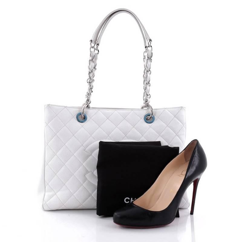 This authentic Chanel Grand Shopping Tote Quilted Caviar is perfect for everyday use with a classic yet luxurious style. Crafted in white diamond quilted caviar leather, this versatile, timeless tote features a stitched CC in the middle, woven-in