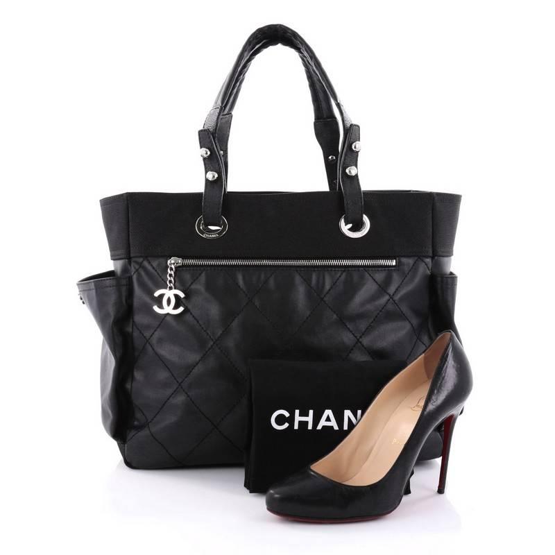This authentic Chanel Biarritz Pocket Tote Quilted Coated Canvas Large presented in the brand's 2007 Paris-Biarritz Travel Collection is simple and sophisticated in design which can glam up your casual look. Crafted in black diamond quilted coated