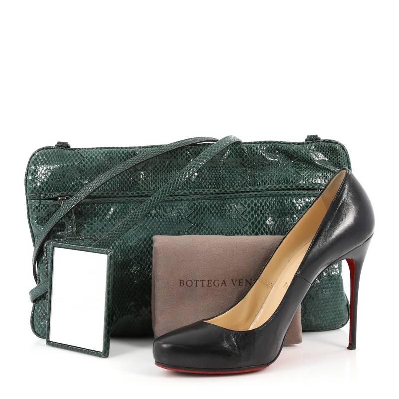 This authentic Bottega Veneta Convertible Flat Clutch Snakeskin Small is a simple yet stunning accessory for any event. Crafted in green genuine snakeskin, this flat clutch features a detachable strap and matte gunmetal-tone hardware accents. Its