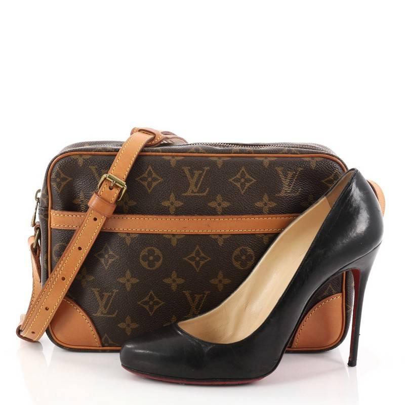 This authentic Louis Vuitton Trocadero Handbag Monogram Canvas 27 is perfect for everyday wear and big enough to hold all your daily essentials. Crafted from brown monogram coated canvas, this bag features adjustable long natural cowhide shoulder