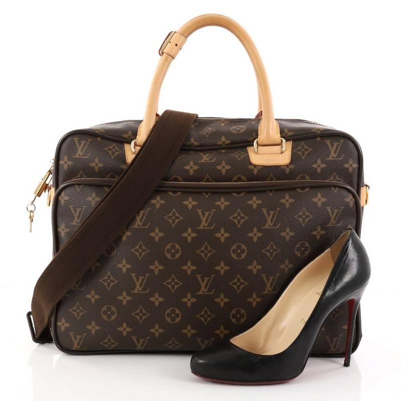 This authentic Louis Vuitton Icare Laptop Bag Monogram Canvas, is a stylish laptop bag made for style-conscious professionals. Crafted from brown monogram coated canvas, this stylish laptop bag features dual-rolled vachetta leather handles and