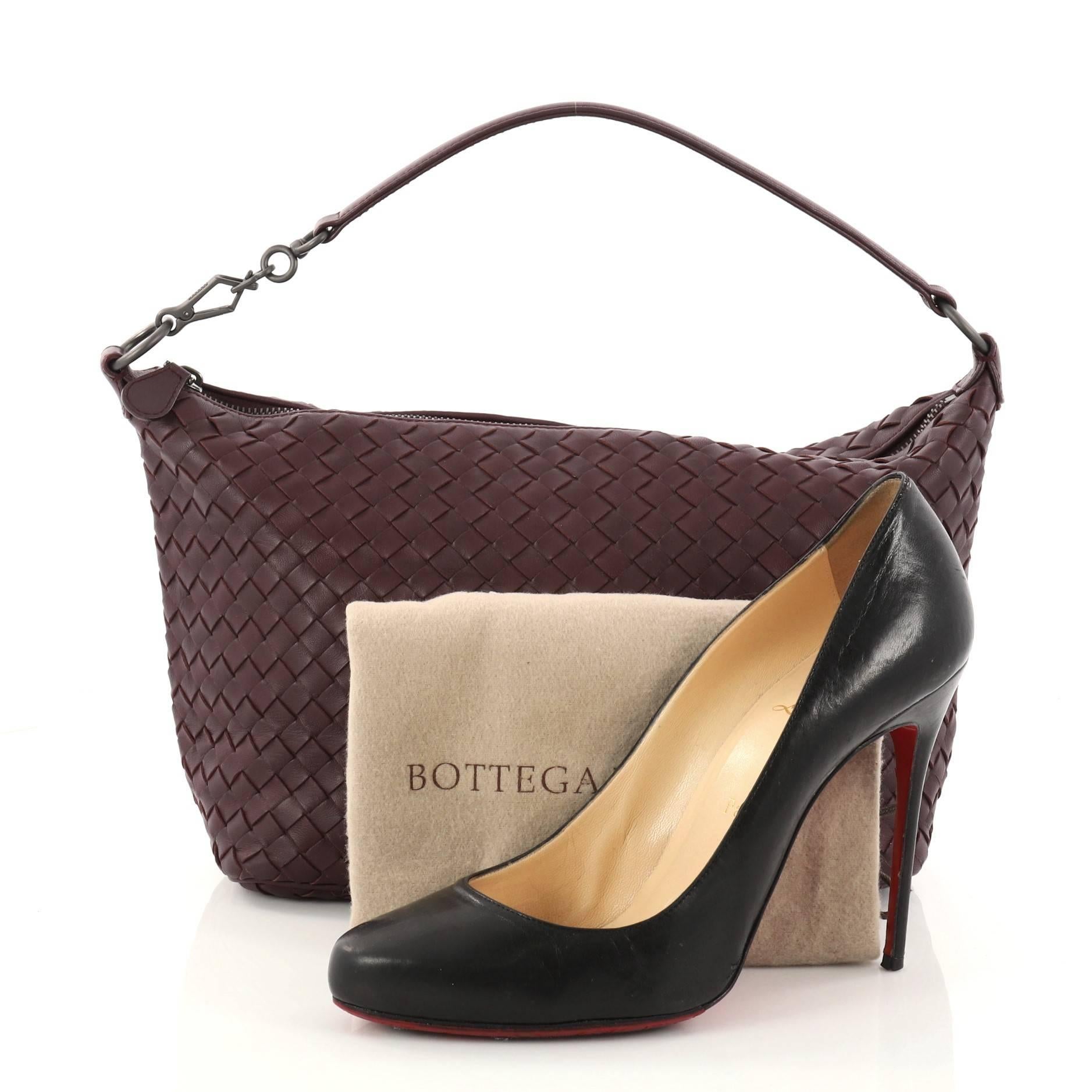 This authentic Bottega Veneta Zip Hobo Intrecciato Nappa Small is a finely crafted bag that exudes an understated elegance. Made from purple nappa leather in Bottega Veneta's signature intrecciato method, this functional and feminine bag features a