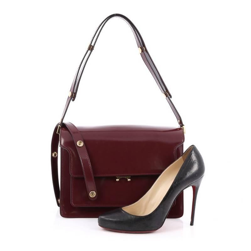This authentic Marni Trunk Accordion Bag Leather Large epitomises the modern-elegant essence of the label. Crafted from burgundy patent leather, this wonderfully design bag features adjustable leather shoulder strap, accordion-style silhouette and