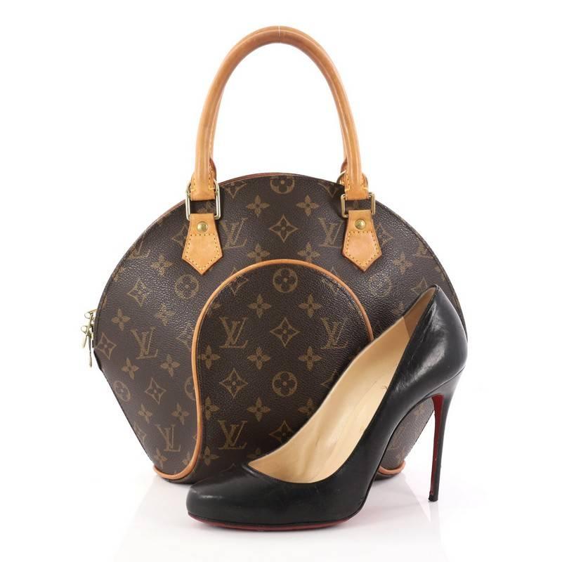This authentic Louis Vuitton Ellipse Bag Monogram Canvas PM is a restyling of the classic bowling bag that shows casual and chic style perfect for everyday life. Crafted with brand's iconic brown monogram coated canvas, this bag features dual-rolled