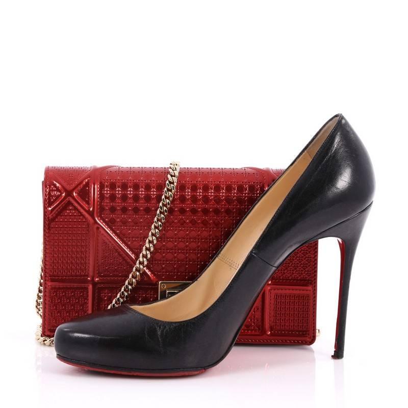 This authentic Christian Dior Diorama Wallet on Chain Cannage Embossed Calfskin showcases an elegant and unique design. Crafted from red cannage embossed calfskin leather, this architectural clutch features an oversized graphic-style cannage quilt
