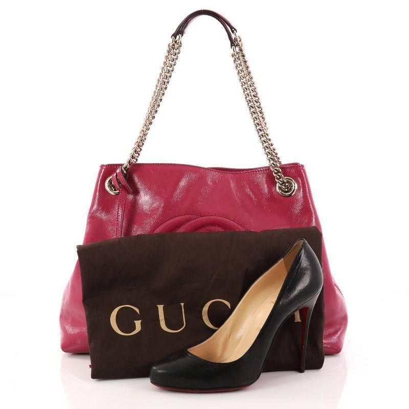 This authentic Gucci Soho Chain Strap Shoulder Bag Patent Medium is simple yet stylish in design. Crafted from beautiful fuchsia patent leather, this hobo features gold chain strap, fringe tassel, signature interlocking Gucci logo stitched in front,