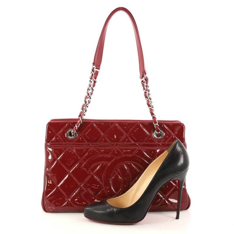 This authentic Chanel Timeless CC Shopping Tote Quilted Patent Medium is a classic design made for everyday use. Crafted from dark red patent leather, this tote features classic Chanel quilted diamond design, stitched CC logo, woven-in leather chain