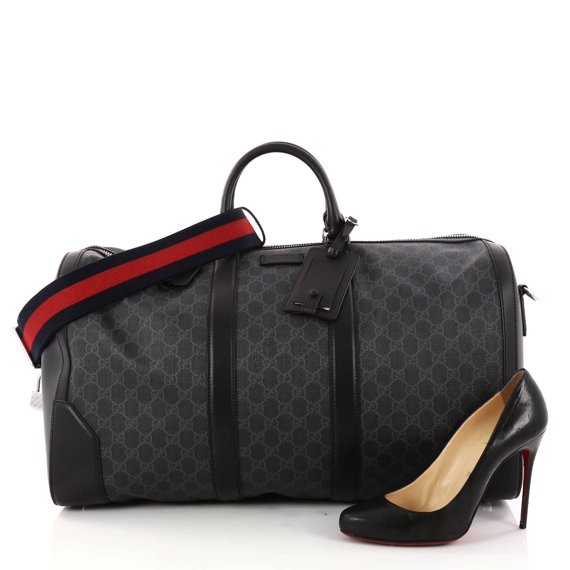 This authentic Gucci Convertible Duffle Bag GG Coated Canvas Large is a stylish bag made for weekend getaways and light travels. Crafted from charcoal GG supreme coated canvas, this duffle features dual-rolled leather handles, an adjustable shoulder