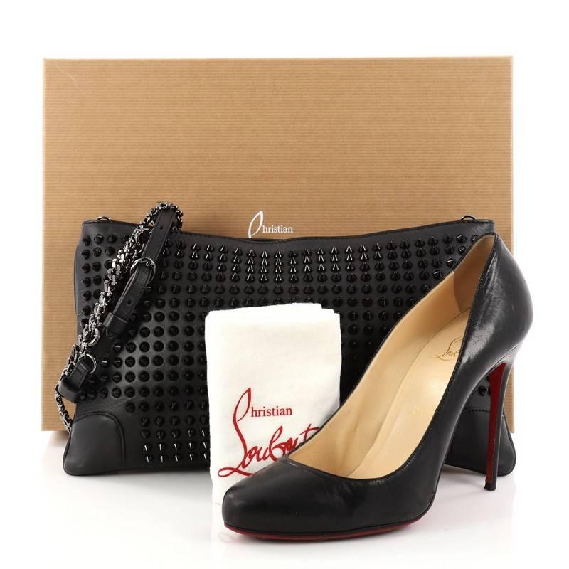 This authentic Christian Louboutin Loubiposh Clutch Spiked Leather is an edgy choice for your evening look. Crafted from black spiked leather, this clutch features removable chain and leather shoulder strap, red enamel Louboutin logo zipper pull and