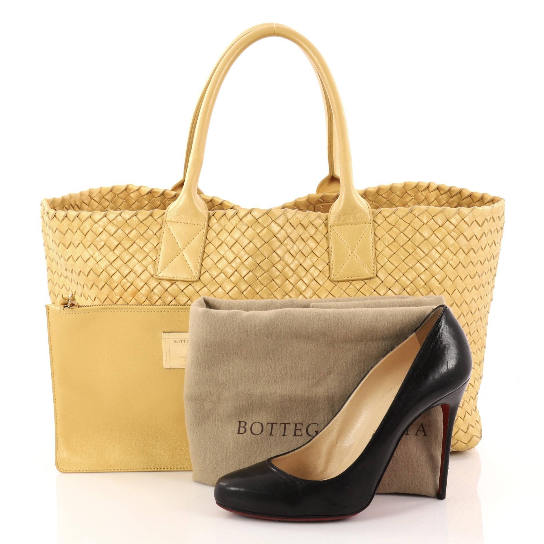 This authentic Bottega Veneta Cabat Tote Intrecciato Nappa Medium is a statement piece you can surely take from day to night. Beautifully crafted in gold leather in Bottega Veneta's signature intrecciato woven method, this oversized stylish tote