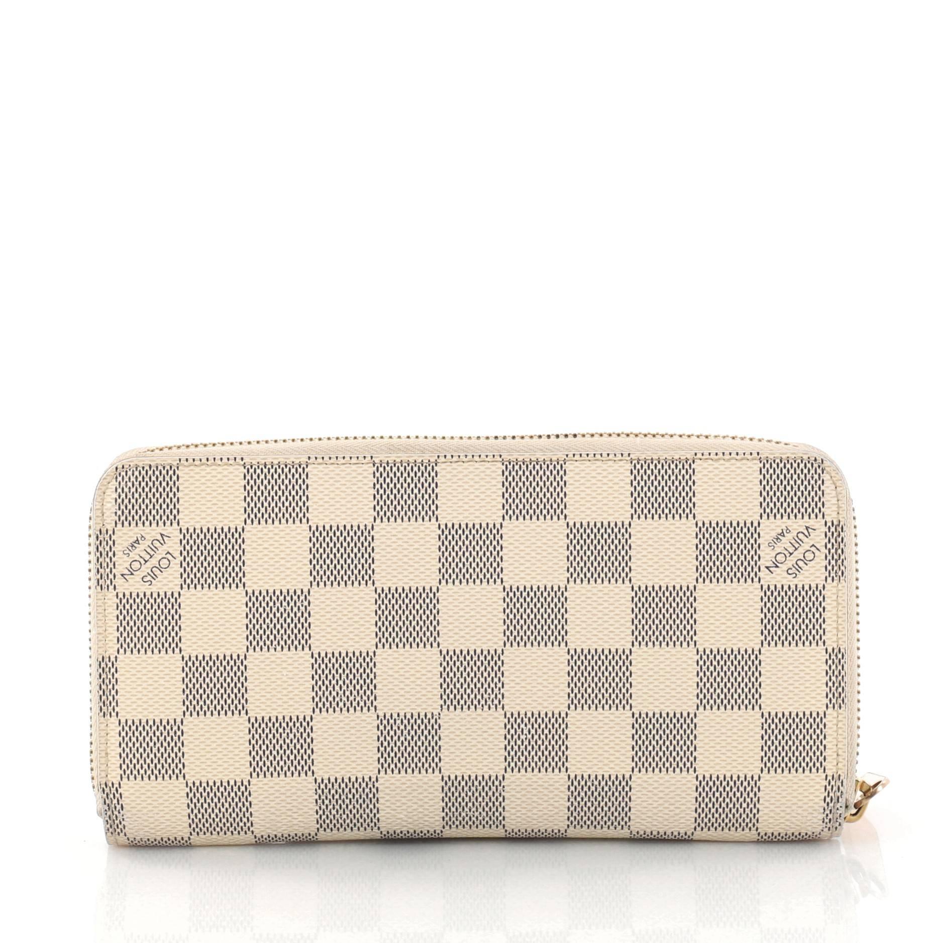Louis Vuitton Damier Zippy Wallet  In Good Condition In NY, NY