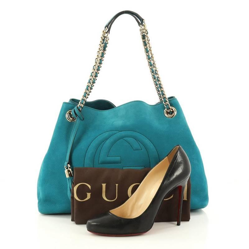 This authentic Gucci Soho Chain Strap Shoulder Bag Nubuck Medium is simple yet stylish in design. Crafted from beautiful blue nubuck, this hobo features gold chain strap, fringe tassel, signature interlocking Gucci logo stitched in front and