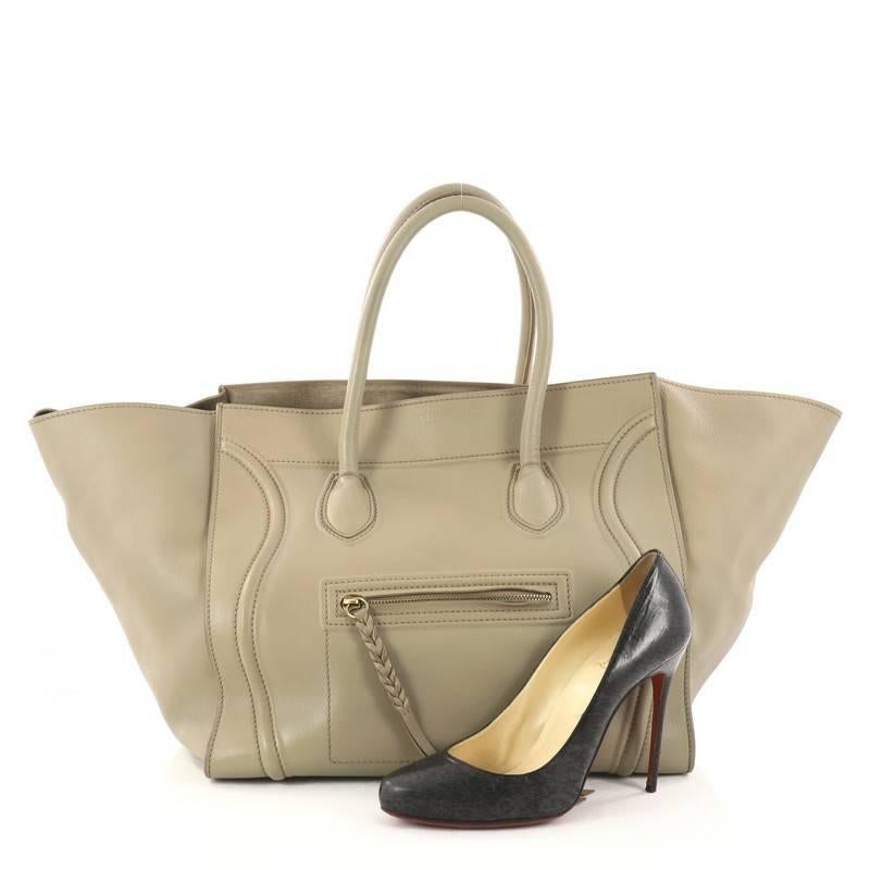 This authentic Celine Phantom Handbag Grainy Leather Medium is one of the most sought-after bags beloved by fashionistas. Crafted from beige grainy leather, this minimalist tote features dual-rolled handles, an exterior front pocket, protective base
