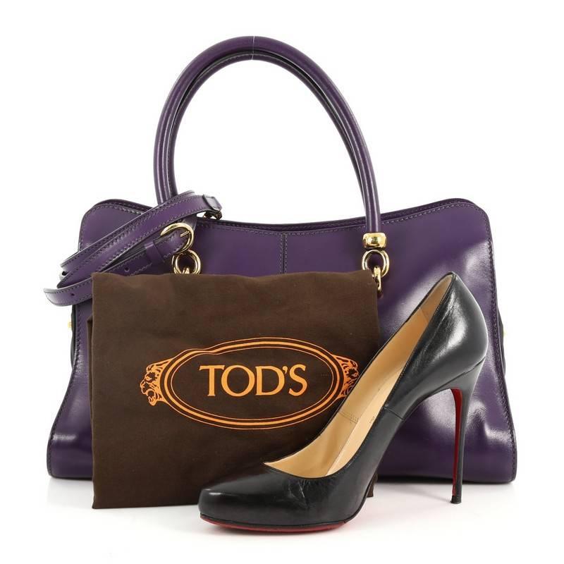 This authentic Tod's Sella Media Tote Leather Medium is a stylish and versatile accessory for everyday use. Crafted from purple leather, this simple tote features dual-rolled leather handles, logo embossed on the front, adjustable leather shoulder