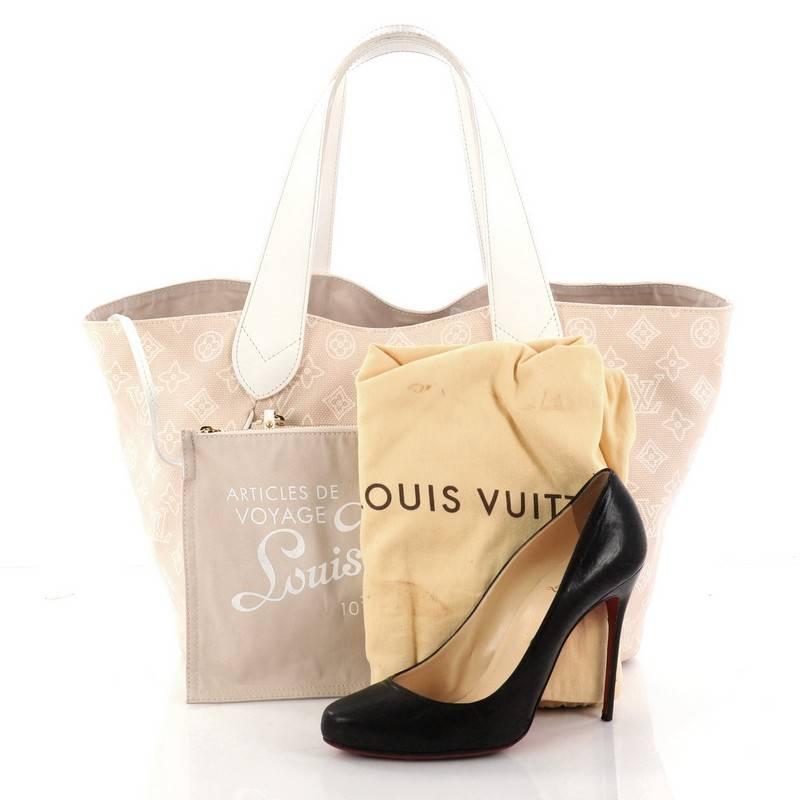 This authentic Louis Vuitton Cabas Ipanema Canvas PM is chic and stylish in design perfect for everyday casual looks. Crafted in cream monogram canvas, this lightweight tote features dual-leather handles, white leather trims, front zip pocket,