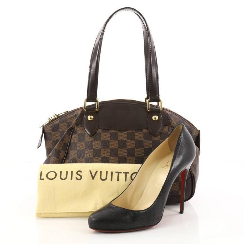 This authentic Louis Vuitton Verona Handbag Damier PM inspired by the beautiful Italian city of Verona is a modern interpretation of the classic doctor bag. Crafted in Louis Vuitton's popular damier ebene coated canvas with dark brown leather trims,