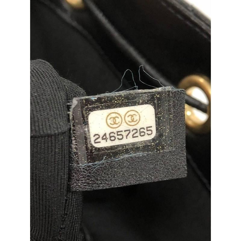 Chanel Paris Cosmopolite Drawstring Bucket Bag Chevron Lambskin Medium In Excellent Condition In NY, NY
