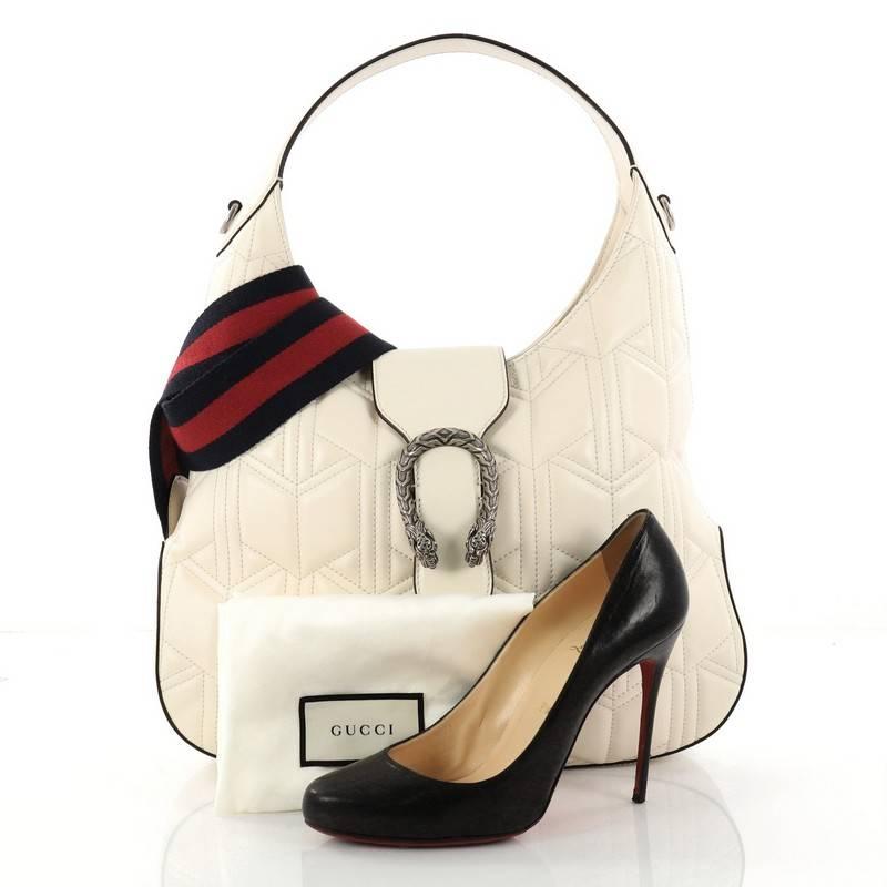 This authentic Gucci Dionysus Hobo Matelasse Leather Medium is a modern and stylish bag perfect to add to your collection. Crafted from cream matelasse leather, this luxurious, no-fuss hobo features a single loop leather handle, textured tiger head