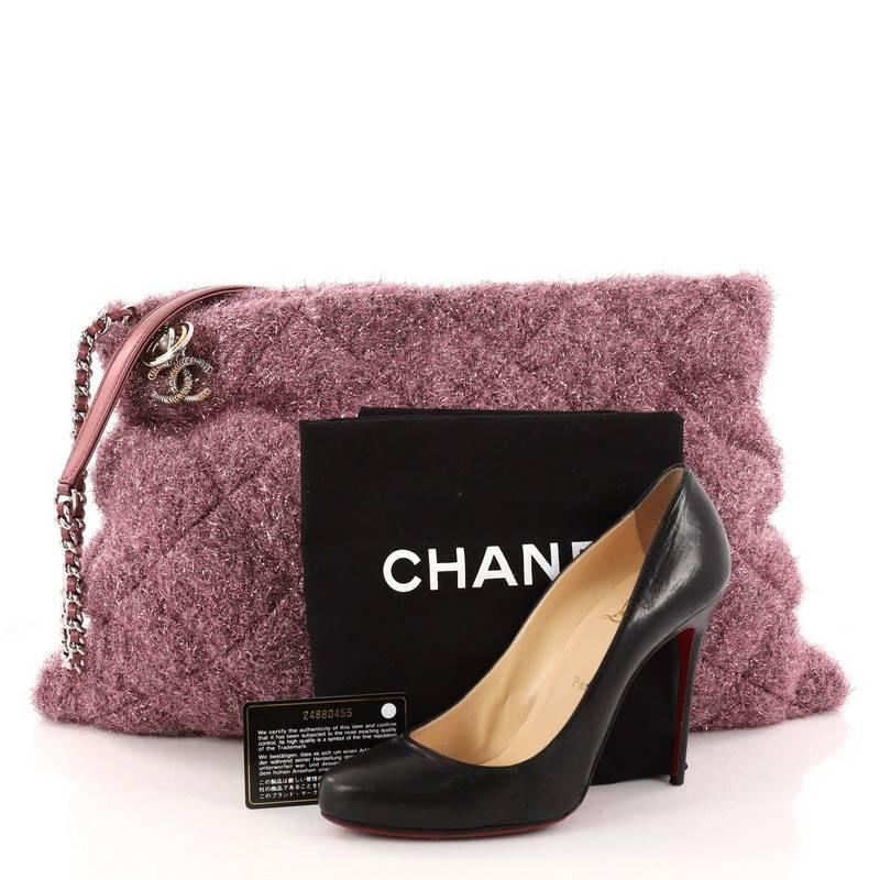 This authentic Chanel Shopping Handbag Quilted Knit Pluto Glitter Large is from the brand's 2017 Act 2 Collection. Crafted in pink metallic knit fabric, this chic bag features woven leather chain-link shoulder strap with leather shoulder guard,