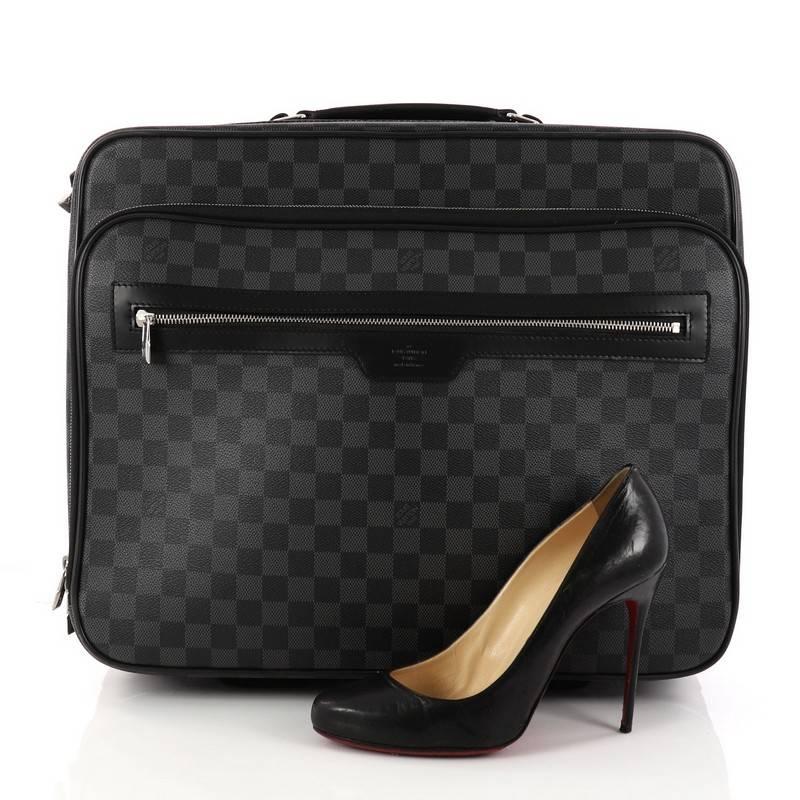 This authentic Louis Vuitton Pilot Case Damier Graphite is an elegant and refined bag perfect for your travel needs. Crafted in damier graphite coated canvas, this case features reinforced leather top handle, three-level telescopic handle with a