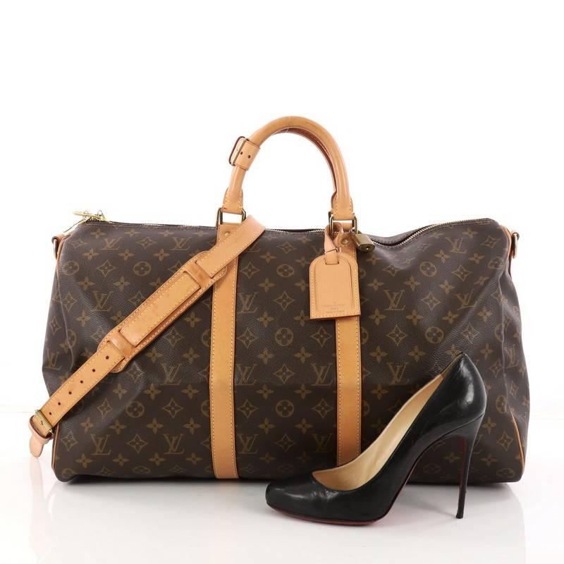This authentic Louis Vuitton Keepall Bandouliere Bag Monogram Canvas 55 is the perfect purchase for a weekend trip, and can be effortlessly paired with any outfit from casual to formal. Crafted with traditional Louis Vuitton brown monogram coated