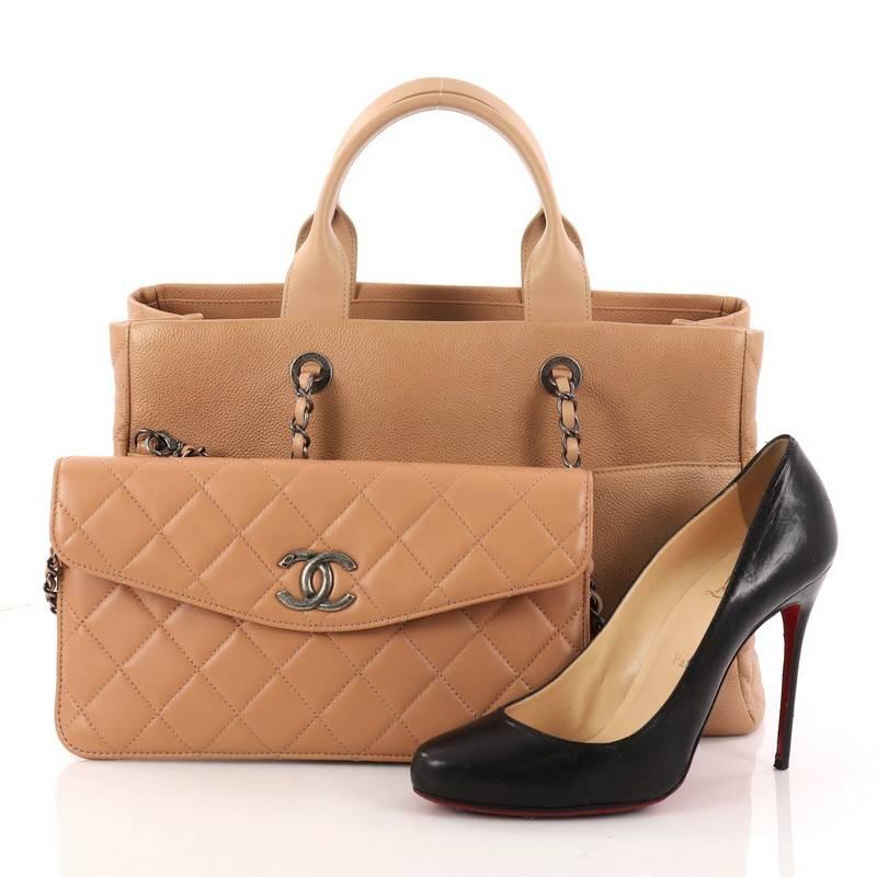 This authentic Chanel Coco Break Shopping Tote Caviar Large is ultimately stylish and functional in design perfect for everyday look. Crafted in tan caviar leather, this tote features dual-rolled leather handles, woven in leather chain link straps