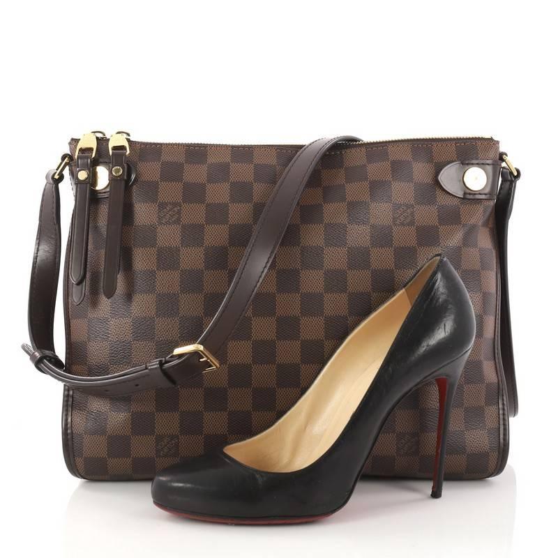This authentic Louis Vuitton Duomo Messenger Bag Damier is a marvelous crossbody bag. Crafted in damier ebene coated canvas, this stylish bag features a dark brown leather shoulder strap, dark brown leather trims and gold-tone hardware accents. Its