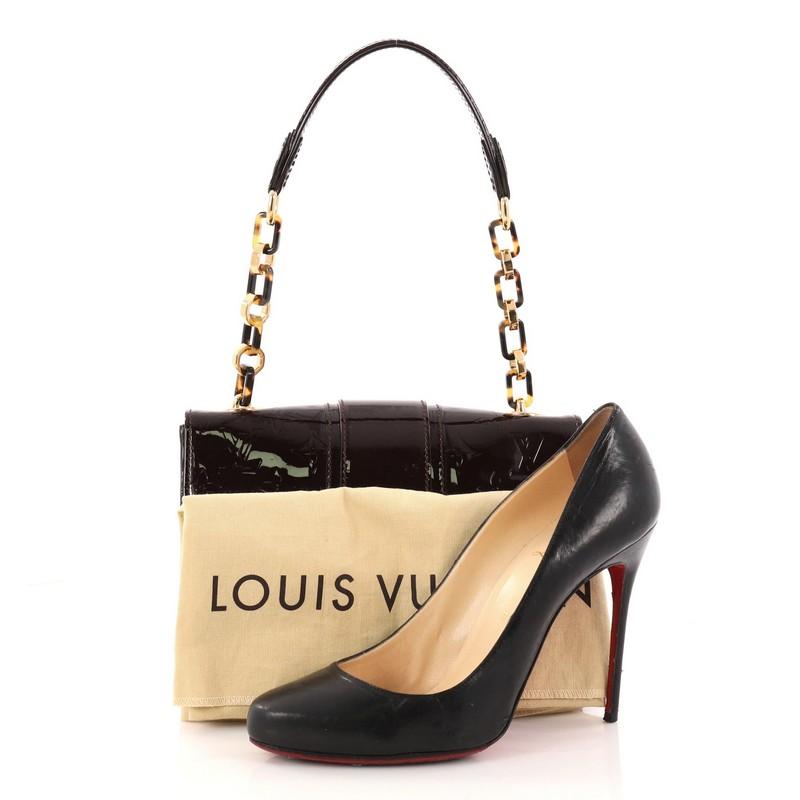 This authentic Louis Vuitton Vermont Avenue Handbag Monogram Vernis is ideal for on-the-go women. Crafted in amarante monogram vernis leather, this day-to-evening chain bag features an oversized gold-chain link strap with tortoise resin accents,