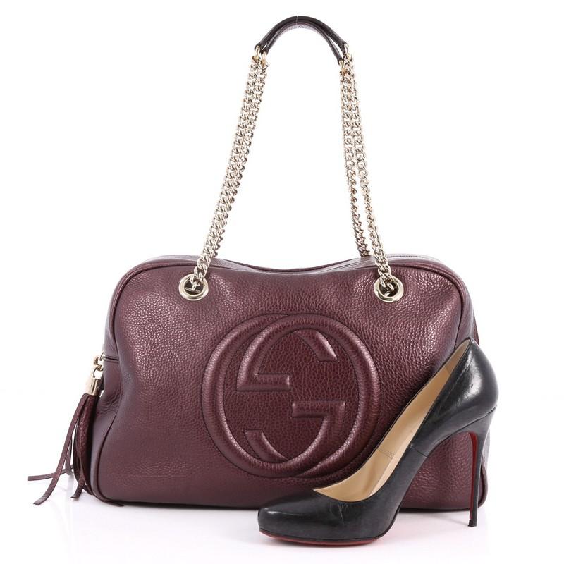 This authentic Gucci Soho Chain Zipped Shoulder Bag Leather Medium is the perfect accessory for on-the-go moments. Crafted in metallic purple leather, this bag features signature stitched interlocking GG logo, leather tassel zipper pulls, long chain