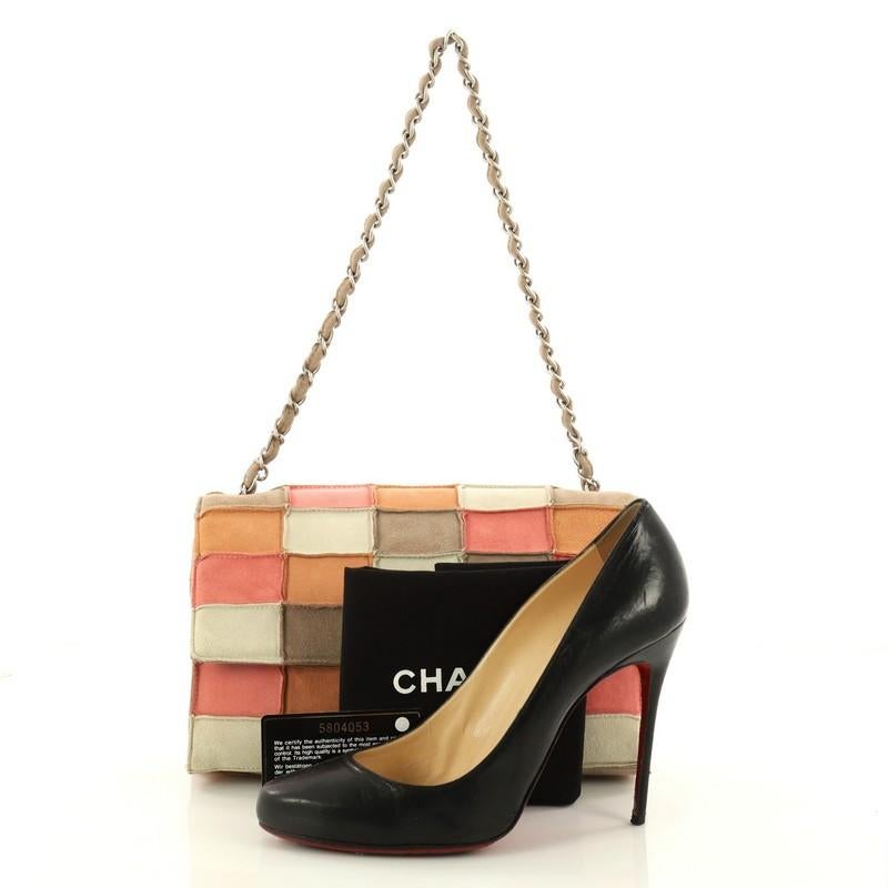 This authentic Chanel Reissue Flap Bag Suede Patchwork Medium is an elegant and timeless piece to add to any collection. Crafted from pink, taupe, orange suede patchwork, this stand-out flap bag features woven-in suede chain link strap and