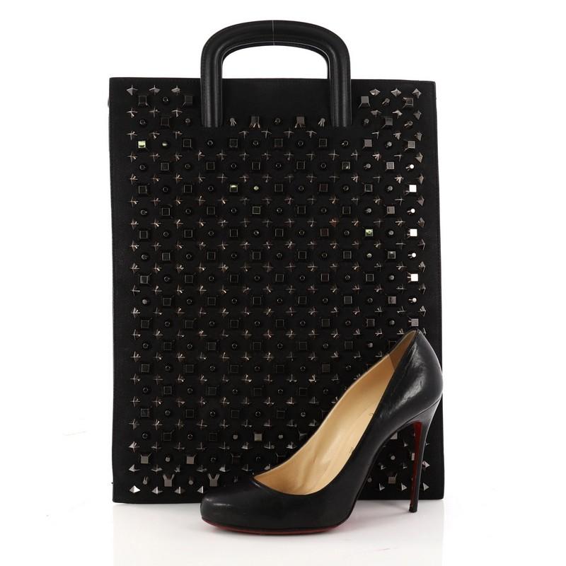 This authentic Christian Louboutin Trictrac Portfolio Bag Leather and Spiked Leather Large is a unique and edgy bag perfect for the modern fashionista. Crafted in black leather with multi-spiked front, this bag features a flat rectangular structure