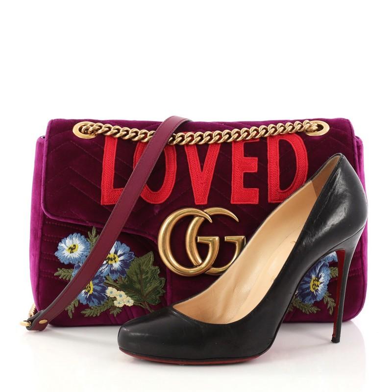 This authentic Gucci GG Marmont Flap Bag Embroidered Matelasse Velvet Medium is a gorgeous and chic bag designed by Alessandro Michele. Crafted in purple matelasse velvet, this bag features chain-link shoulder strap with leather pad, embroidered