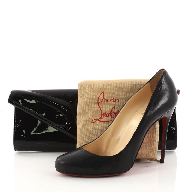 This authentic Christian Louboutin So Kate Clutch Patent is a stylish and unique clutch perfect for your nights out. Crafted in black patent leather, this chic clutch features an asymmetric wrinkled flap top and elongated silhouette. It opens to a