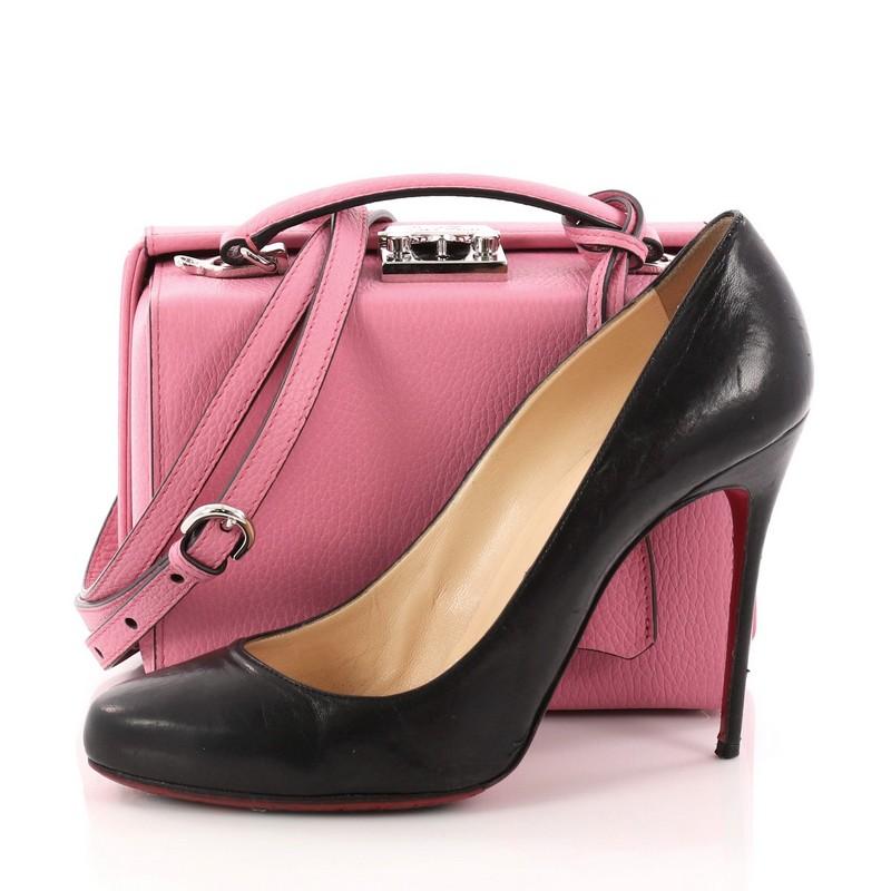 This authentic Mark Cross Grace Box Bag Leather Small is a bag inspired by one of the brand's vintage styles carried by Grace Kelly in the film Rear Window. Crafted in pink leather, this piece features a leather top handle, detachable shoulder