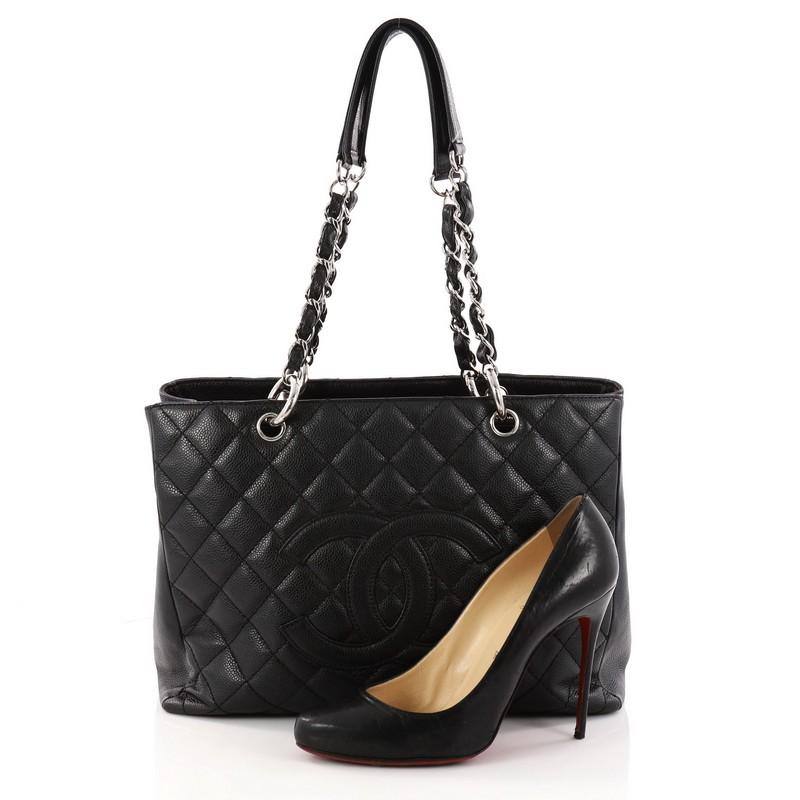 This authentic Chanel Grand Shopping Tote Quilted Caviar is perfect for everyday use with a classic yet luxurious style. Crafted in black diamond quilted caviar leather, this timeless tote features a stitched CC in the middle, woven-in leather chain