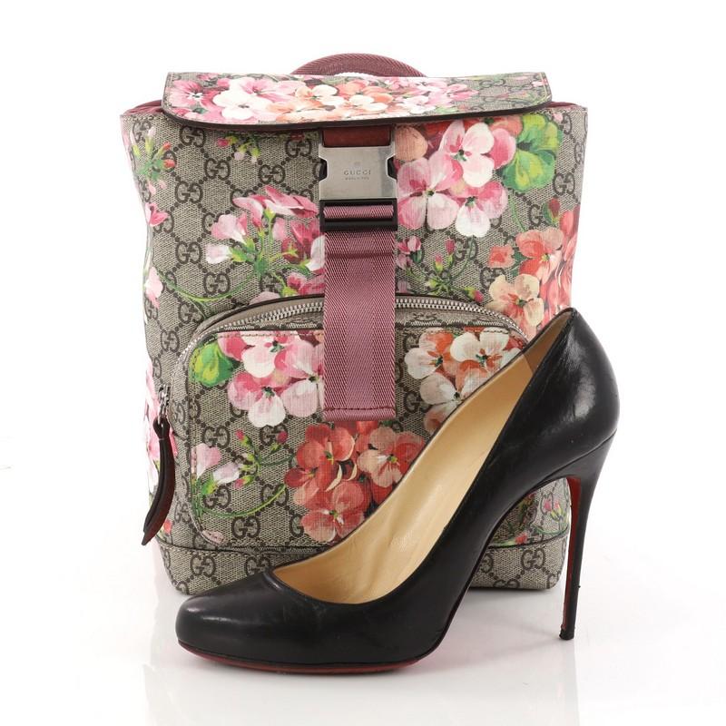 This authentic Gucci Buckle Backpack Blooms Print GG Coated Canvas Small evokes a pleasant and chic design. Crafted from GG supreme coated canvas with now-iconic pink and red blooms print, this backpack features adjustable padded nylon shoulder