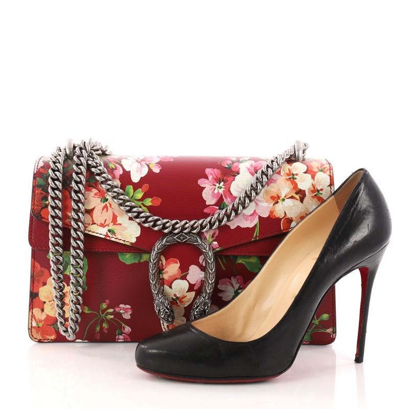 This authentic Gucci Dionysus Handbag Blooms Print Leather Small is a stunning piece created by famed designer Alessandro Michele. Crafted from red leather with Blooms floral print, this chic bag features sliding chain strap, hand-painted edges,