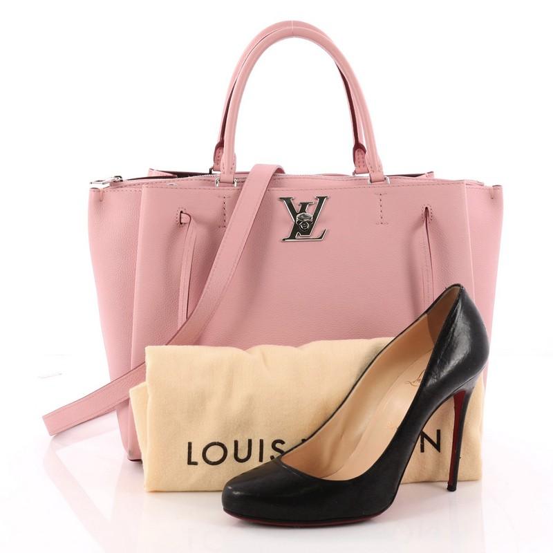 This authentic Louis Vuitton Lockmeto Handbag Leather combines a functional design with sophisticated feminine details. Crafted in pink calfskin leather, this everyday bag features dual-rolled leather top handles, detachable strap, swinging tassels