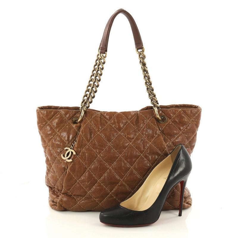 This authentic Chanel Coco Pleats Tote Quilted Glazed Caviar Large is an excellent bag for day or evening. Crafted in brown quilted caviar leather, this chic bag features chunky gold chain with leather shoulder pads, two large diagonal pleats,